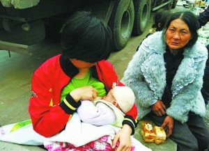 志愿者给地震孤儿喂奶被赞“最美妈妈”(图)
