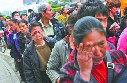 村民称地震爆发像爆炸 早起劳动让600人未死