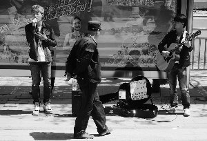 韩国留学生北京街头唱歌为雅安灾区募捐1841元