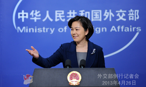 2013年4月26日，外交部发言人华春莹主持例行记者会。
