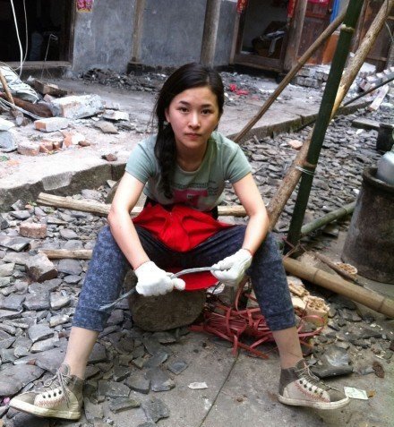 汶川地震断腿女教师赴芦山灾区当志愿者(组图)