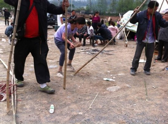 汶川地震断腿女教师赴芦山灾区当志愿者(组图)
