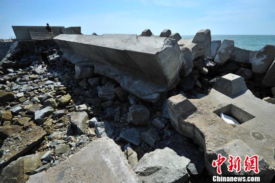 海南东方市新建八所中心渔港已严重坍塌 骆云飞 摄