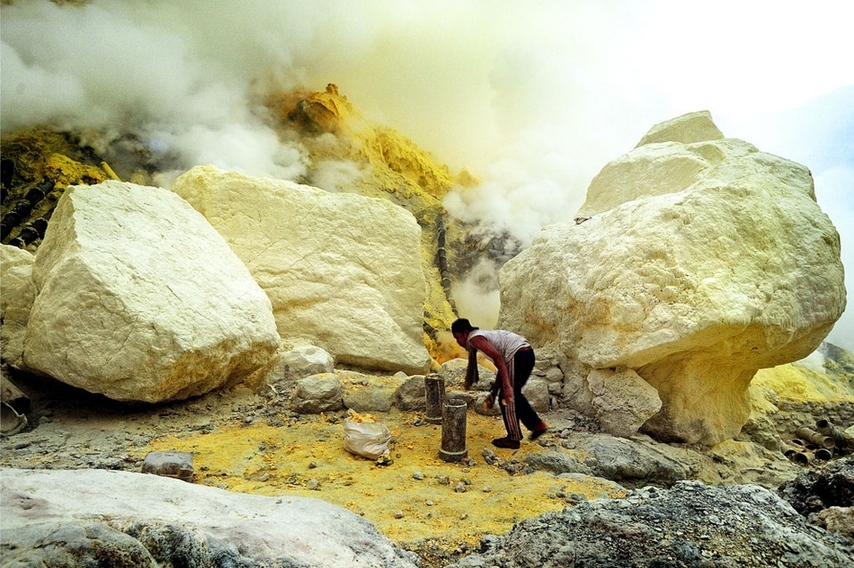 实拍火山口谋生的印尼硫磺矿工