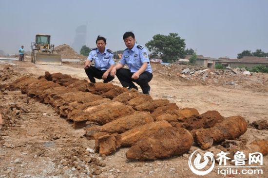 济南市槐荫公安分局治安大队民警正在对炮弹进行清点。（记者 孔冠军\摄）