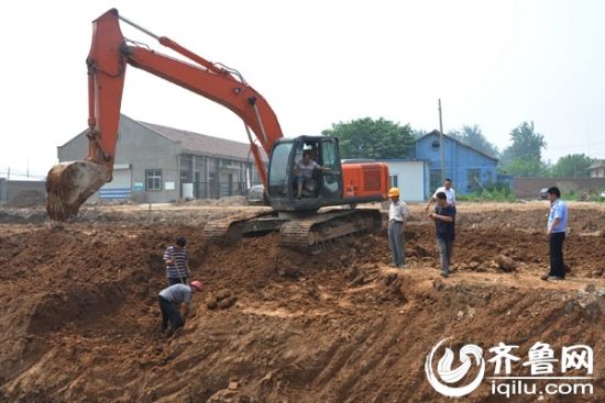 6月25日，济南市张庄路与机场西路附近一处工地上，发现大量炮弹。（记者 孔冠军\摄）