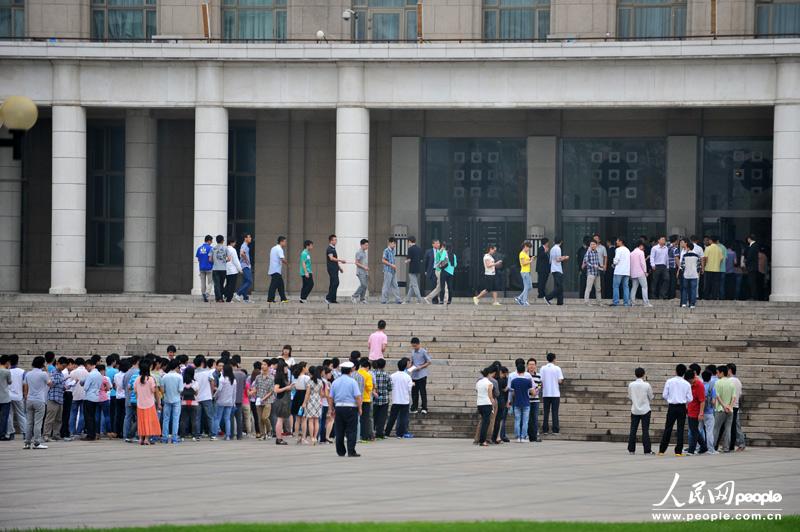 6月29日，演讲会场外等待进场的学生。（人民网记者 翁奇羽 摄）