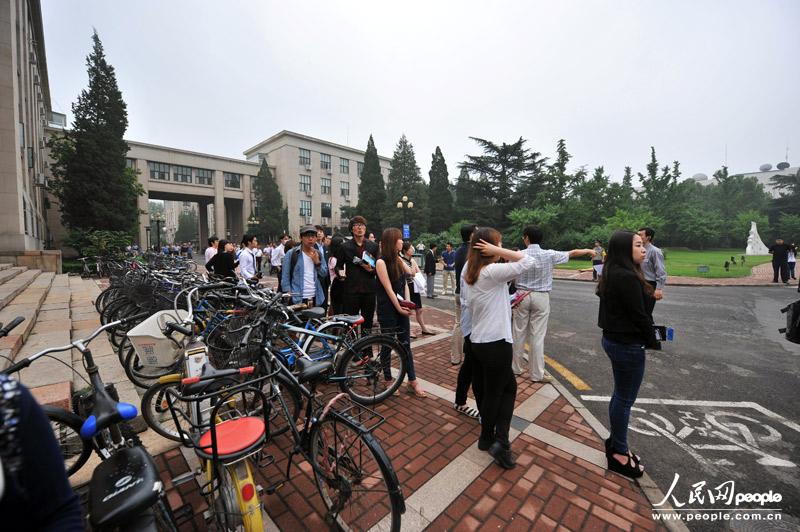 6月29日，演讲会场外等待进场的韩国留学生。（人民网记者 翁奇羽 摄）
