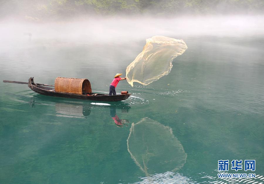 雾漫东江风景如画