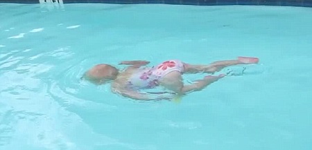 16个月大女婴水中畅游技术娴熟换气有高招（图）