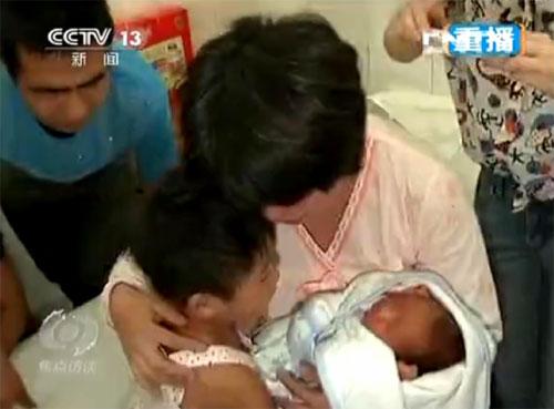 8月5日中午，在富平县妇幼保健医院，一位被拐走20天的男婴回到亲生父母怀抱。