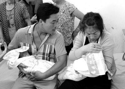 陕西富平被拐双胞胎回家 医院对贩婴“视而不见”