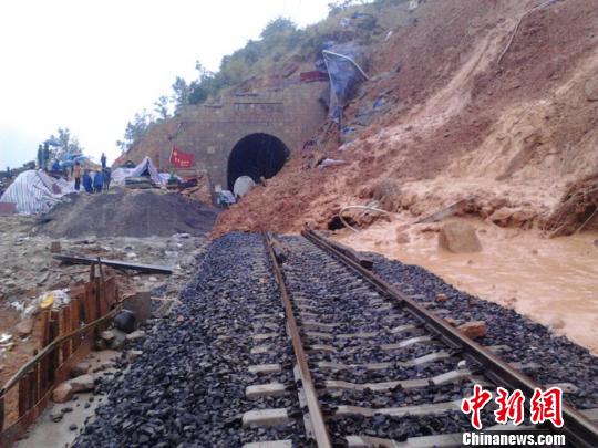 持续强降雨致内六铁路再次中断42列车迂回停运