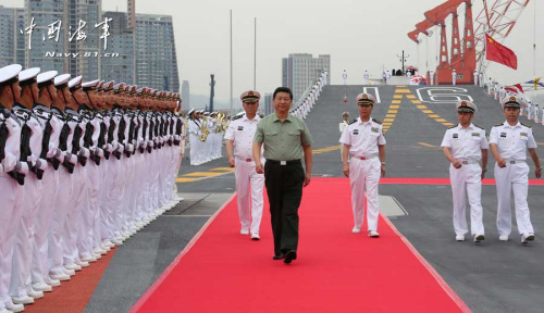 习近平一直十分关心我国第一艘航空母舰建设和部队训练。28日上午，他一下飞机就冒着风雨来到海军某舰载机综合试验训练基地，观看舰载机滑跃起飞、阻拦着陆训练，实地察看有关设备。当天下午，习近平又风雨兼程赶往大连，登上停泊在大连港的辽宁舰。摄影：解放军报记者周朝荣