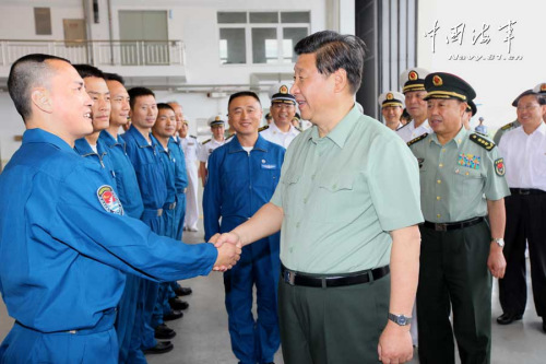 习近平一直十分关心我国第一艘航空母舰建设和部队训练。28日上午，他一下飞机就冒着风雨来到海军某舰载机综合试验训练基地，观看舰载机滑跃起飞、阻拦着陆训练，实地察看有关设备。当天下午，习近平又风雨兼程赶往大连，登上停泊在大连港的辽宁舰。摄影：解放军报记者周朝荣