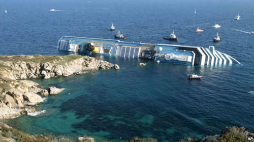 意大利被打捞豪华邮轮浮起已脱离海底礁石（图）