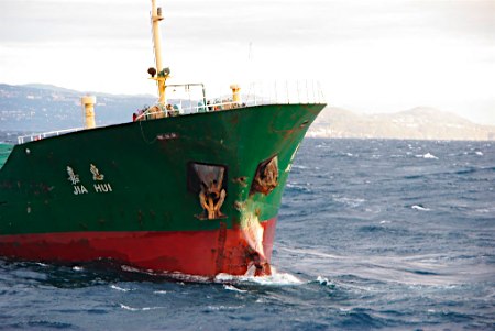 日本近海两船相撞致5人死中国籍船长接受调查（图）