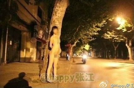 上海闹市裸拍门照片尺度惊人，全裸无视路人挑逗惊呆网友