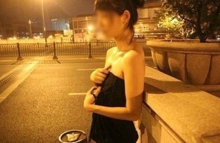 上海闹市裸拍门照片尺度惊人，全裸无视路人挑逗惊呆网友