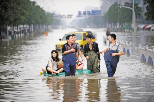 记者跟随军车进入余姚重灾区：风雨同舟守望相助