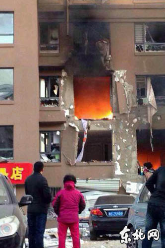 黑龙江鸡西住宅楼发生爆炸起火已致2死25伤（图）