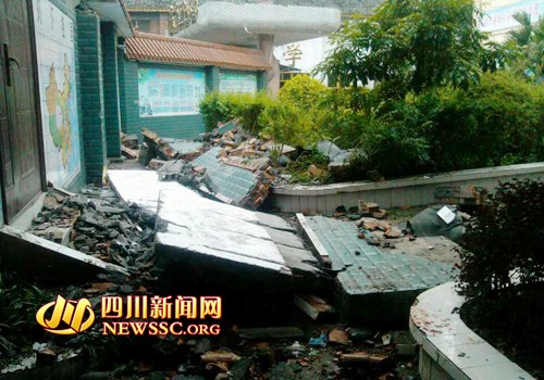 四川泸州一小学外围墙垮塌已致学生3死6伤（图）