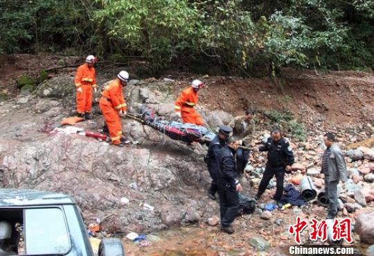 四川荥经越野车翻下山崖遇难者升至3人