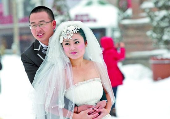 哈尔滨新娘雪中拍婚纱照反差大有个性（图）