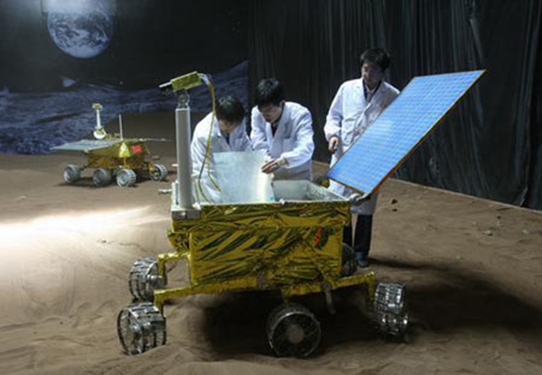 投奔嫦娥怀抱象征纯洁和平(组图)   科技; 首辆月球车命名"玉兔号"