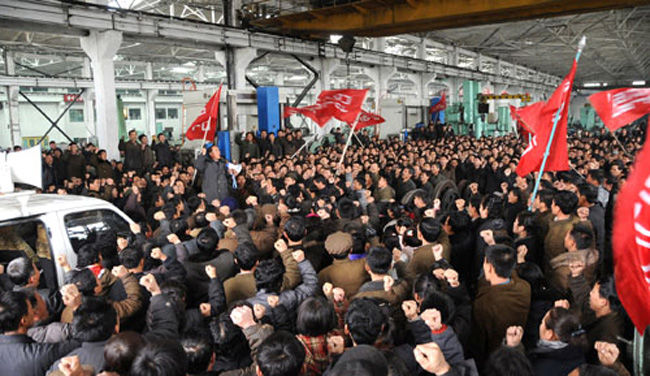 朝鲜工人集会，称将紧紧围绕在最高领导人金正恩的周围。图片来源：朝鲜《劳动新闻》