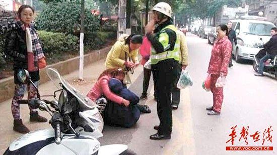 1月3日早高峰，曙光路曹家坡路口，学警叶林锋帮忙送老人就医。 网友供图