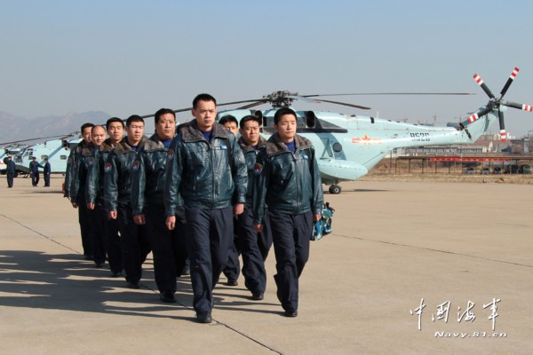 中国海军首支舰载机部队直8直9群新年首飞