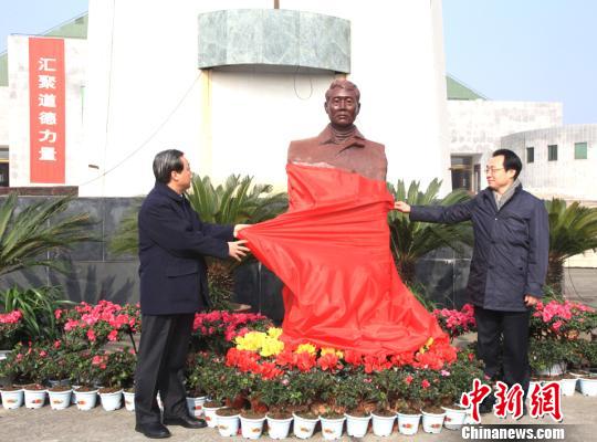 江苏宝应平民英雄张志成追思会举行 英雄雕像揭幕