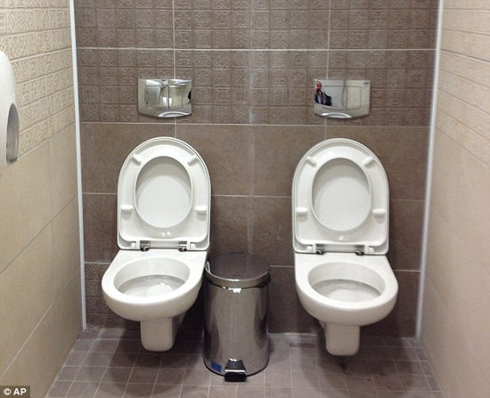 会奥运村的公共厕所图片,图片上的两个马桶在同一个隔间里"排排坐"