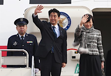 日本首相安倍开始访印行程将与印总理辛格会谈