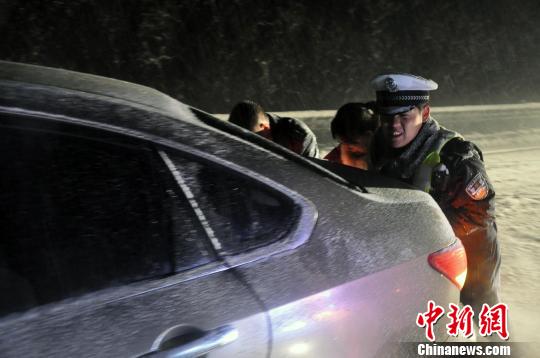 山西大雪数百辆车夜困高速公路目前已全部疏离