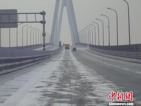 浙江杭州湾跨海大桥新年首次因冰雪封道