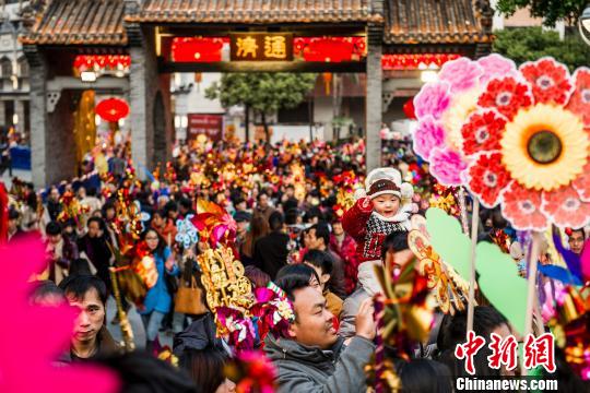 佛山数十万民众 行通济 祈福 财神爷 亮相助兴