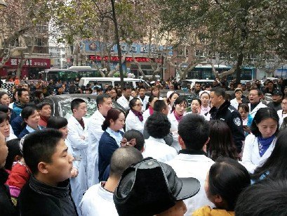 四川“走廊医生”所在医院部分医务人员罢工（图）
