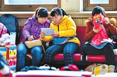  昨日，北京站公共WIFI难以登录，但阻挡不了候车室内候车的旅客用自带的WIFI上网