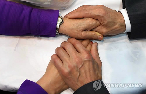 韩朝离散家属会面结束失散60年团聚10小时