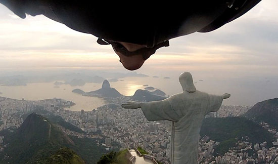 挪威男子2千米高空翼装飞行拍摄高空景色（图）