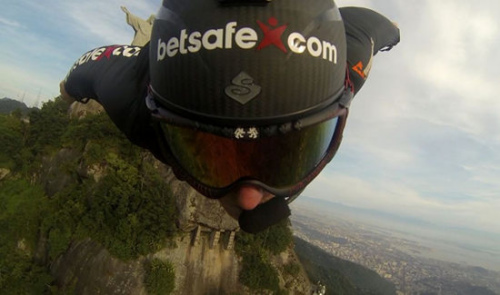 挪威职业跳伞运动家艾斯彭· 费德尼斯(Espen Fadnes)尝试从近2千米高的高空跳下表演翼装飞行，令人目瞪口呆。 