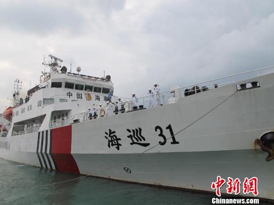 中国海巡31船搭载救援直升机前往马航客机失联海域