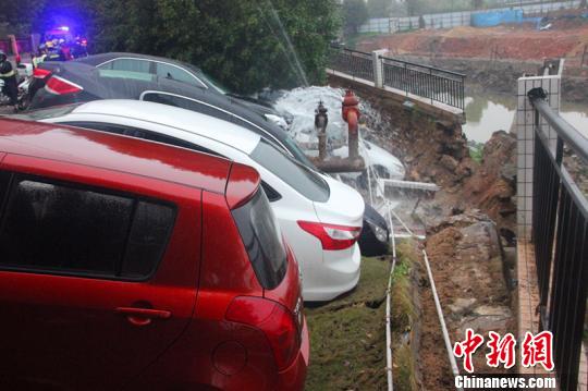 广东中山一楼盘地陷8台小车落坑无人员受伤（图）