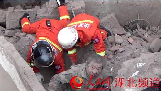 湖北荆州一房屋倒塌 4名被埋压农民工获救