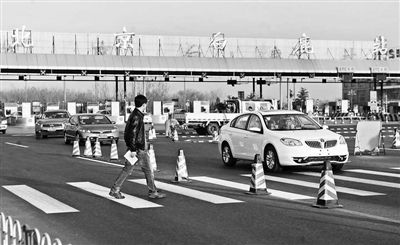 京哈高速画上人行横道