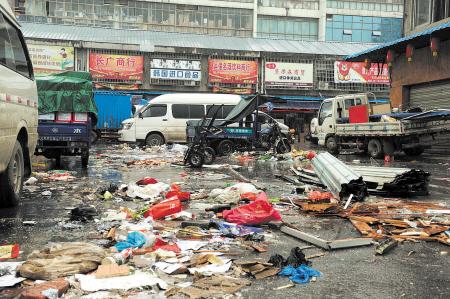 　　垃圾成灾高桥大市场内，大量的垃圾杂乱无章地堆放，商户搬迁时留下的垃圾丢弃在市场内无人问津，触目惊心。均为周柏平摄