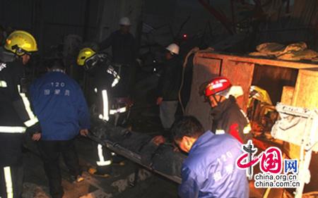 杭州一工地起重机吊臂倒塌 消防救出被压工人(图)