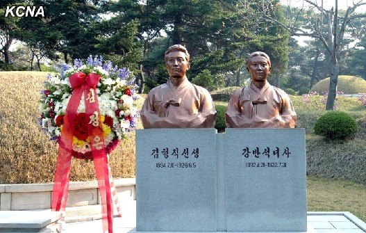朝鲜纪念金日成母亲诞辰122周年金正恩送花圈